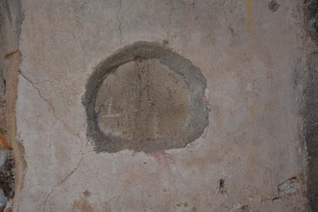 IX.5.11 Pompeii. May 2017. 
Room g, white middle area of west wall in north-west corner, presumably a medallion with painting of a cupid, now removed or faded.
Foto Christian Beck, ERC Grant 681269 DCOR.
