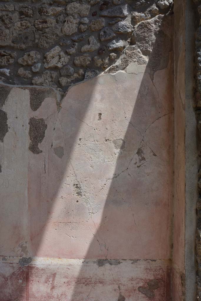 IX.5.11 Pompeii. May 2017. 
Room l (L), panel on east wall at south end with faded outline of a warrior, just visible in the centre of the panel.
Foto Christian Beck, ERC Grant 681269 DCOR.

