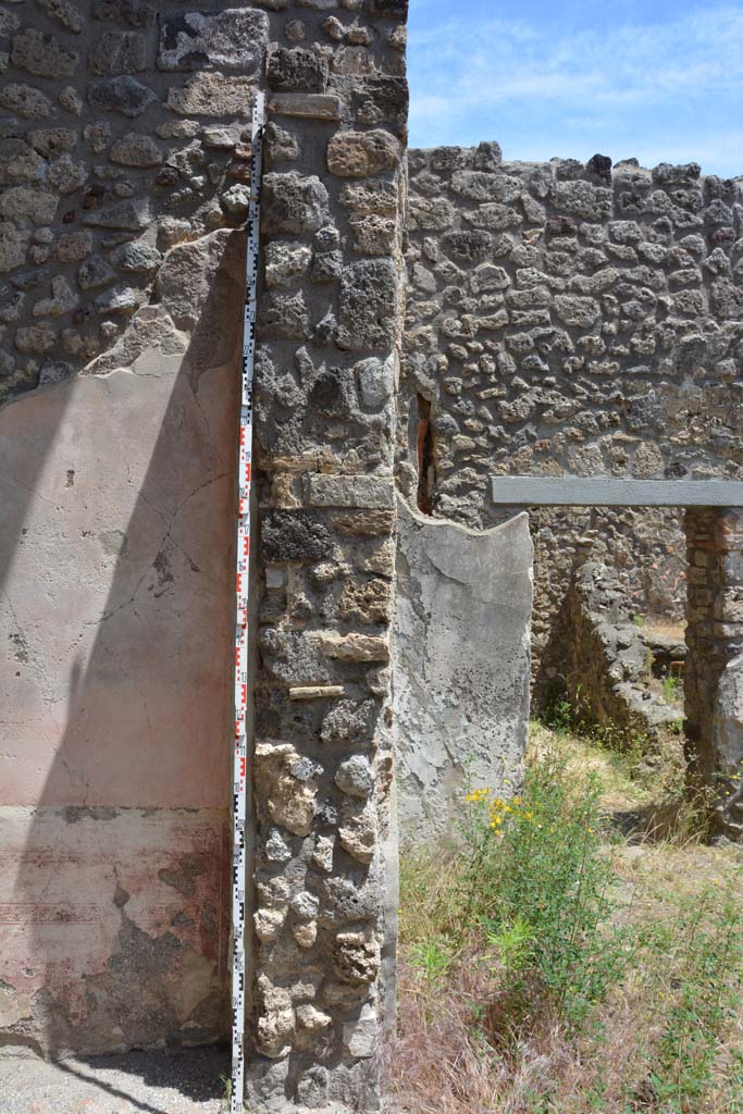 IX.5.11 Pompeii. May 2017. 
Room l (L), looking east towards pilaster at south end of tablinum and towards doorway to kitchen area.
Foto Christian Beck, ERC Grant 681269 DCOR.
