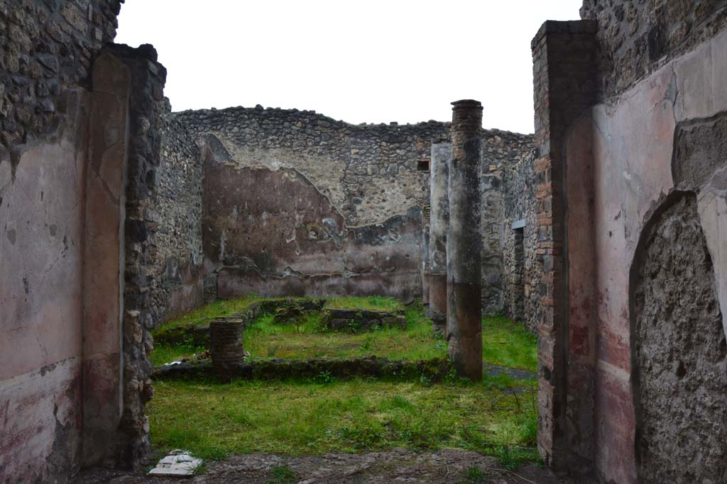 IX.5.11 Pompeii. March 2017. Room l (L), looking south across peristyle garden n, from tablinum.
Foto Christian Beck, ERC Grant 681269 DCOR.


