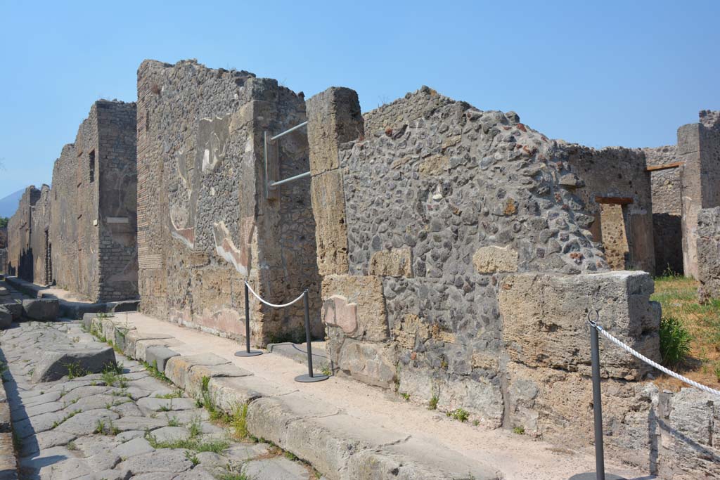 IX.6.5 Pompeii. July 2017. Looking north on east side of Vicolo di Tesmo towards entrance doorway, in centre.
Foto Annette Haug, ERC Grant 681269 DÉCOR.
