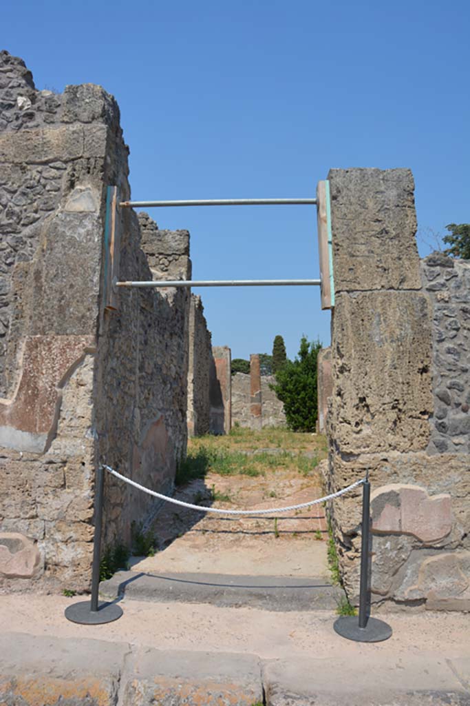IX.6.5 Pompeii. July 2017. Looking east through entrance doorway.
Foto Annette Haug, ERC Grant 681269 DÉCOR.
