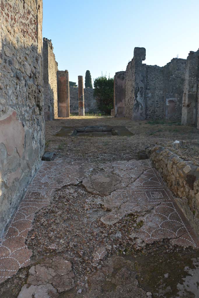 IX.6.4 Pompeii. October 2019. Looking east from entrance corridor, across atrium towards peristyle.
Foto Annette Haug, ERC Grant 681269 DÉCOR.
