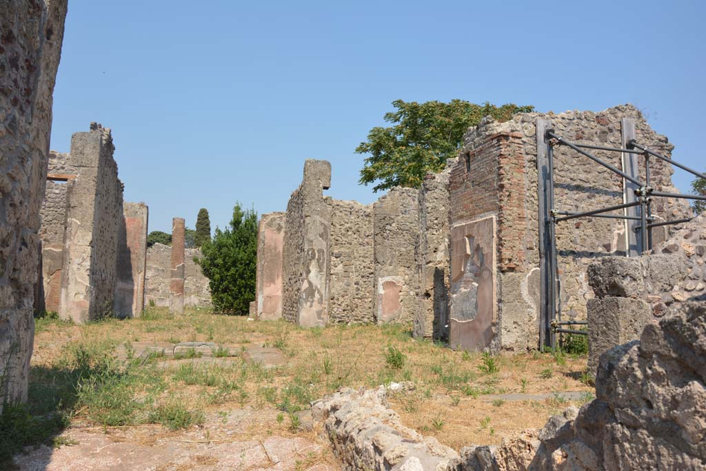 IX.6.5 Pompeii. July 2017. Looking east across atrium towards tablinum, and along south side of atrium, on right.
Foto Annette Haug, ERC Grant 681269 DÉCOR.
