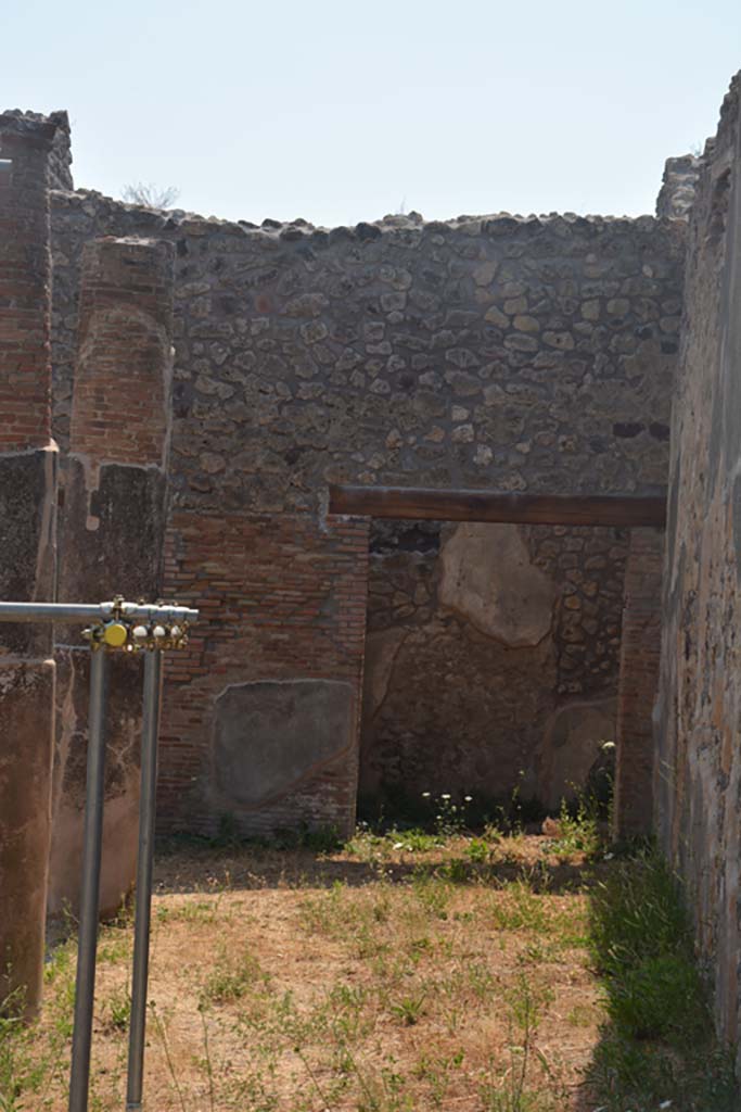 IX.6.5 Pompeii. July 2017. 
Looking west towards north-west corner of peristyle garden and doorway into room “e”.
Foto Annette Haug, ERC Grant 681269 DÉCOR.

