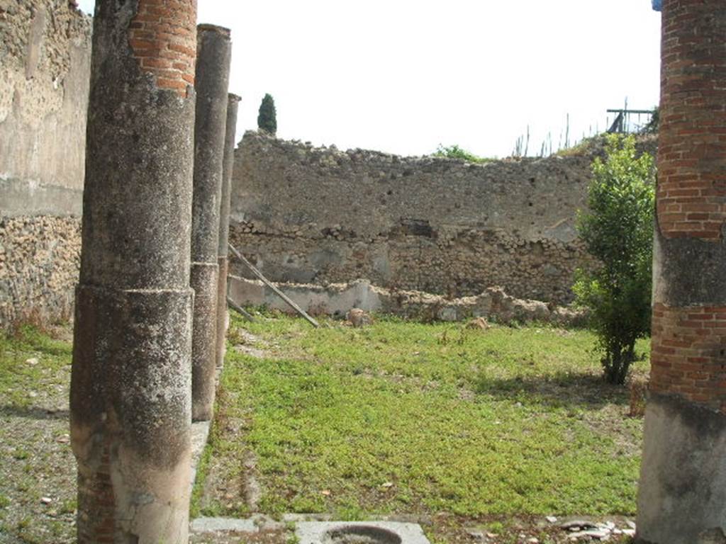 IX.6.5 Pompeii. May 2005. North side of peristyle garden area, looking east. 
Note there are no longer any columns on the east side (see below).
The low wall that joined them survives.

