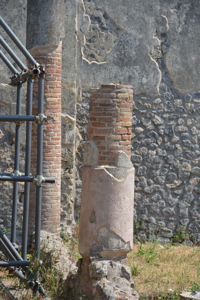 IX.6.5 Pompeii. July 2017. Looking south towards remaining columns in south-east corner.
Foto Annette Haug, ERC Grant 681269 DÉCOR.
