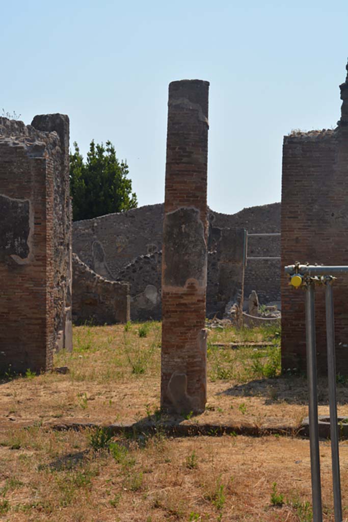 IX.6.5 Pompeii. July 2017. Looking across peristyle garden towards column on west side near tablinum.
Foto Annette Haug, ERC Grant 681269 DÉCOR.
