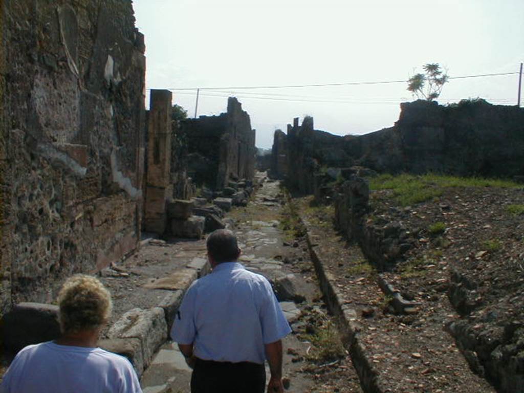 IX.6.5 Pompeii, on left.  May 2005.   Vicolo di Tesmo, looking south.        IX.3 on right.