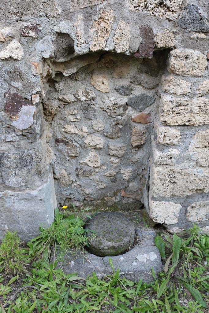 IX.6.b Pompeii. December 2018. 
Detail of cistern mouth at base of east wall. Photo courtesy of Aude Durand.
