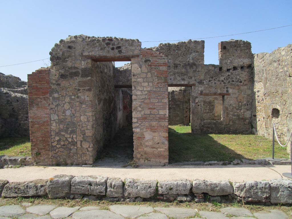 IX.6.d, Pompeii, in centre. April 2019. Looking north to entrance doorways, with IX.6.e, on right.
Photo courtesy of Rick Bauer.
