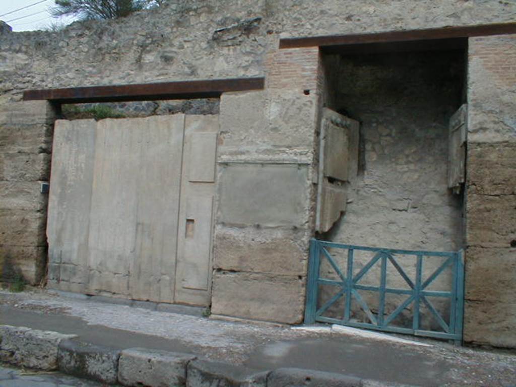 Pompeii. September 2004. Plaster cast of doors on shop IX.7.10 and house IX.7.9.