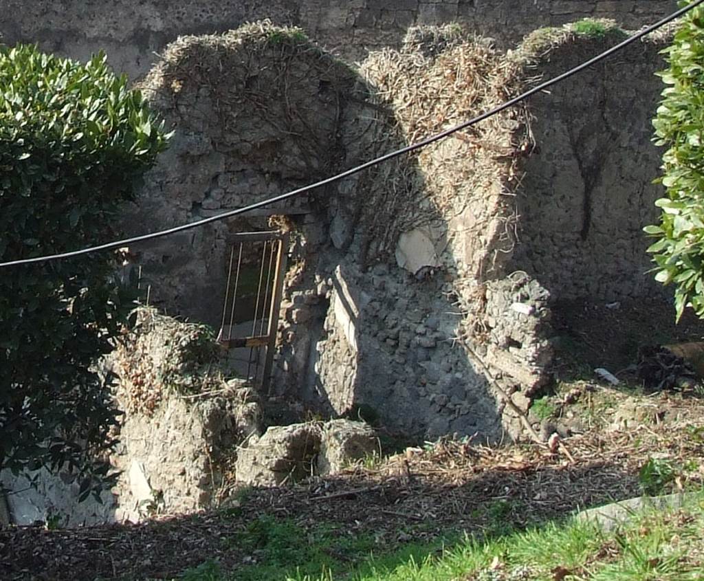 IX.7.14 Pompeii. December 2007. Looking west from Casina dell’ Aquila onto rear of entrance doorway.