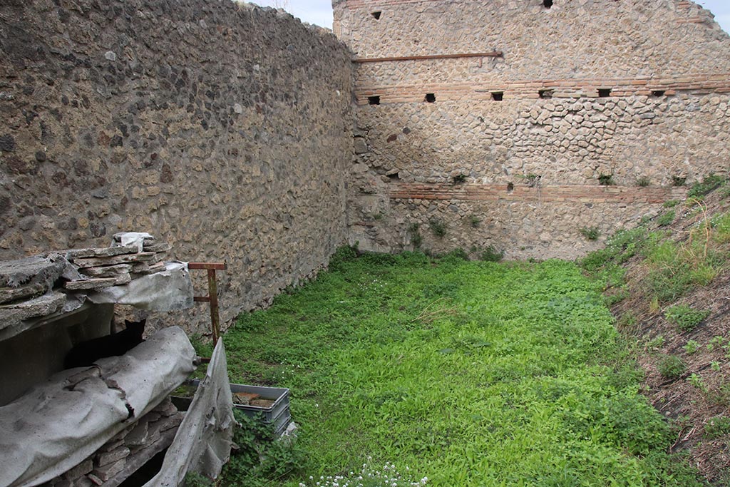 IX.7.12, 14 or 16 (?) Pompeii. October 2024. Garden area “e”, looking towards north wall. Photo courtesy of Klaus Heese.