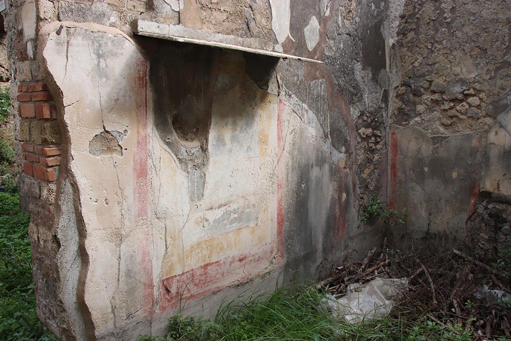 IX.7.16 Pompeii. October 2024. Room “b”, east wall with remains of wall painting. Photo courtesy of Klaus Heese.