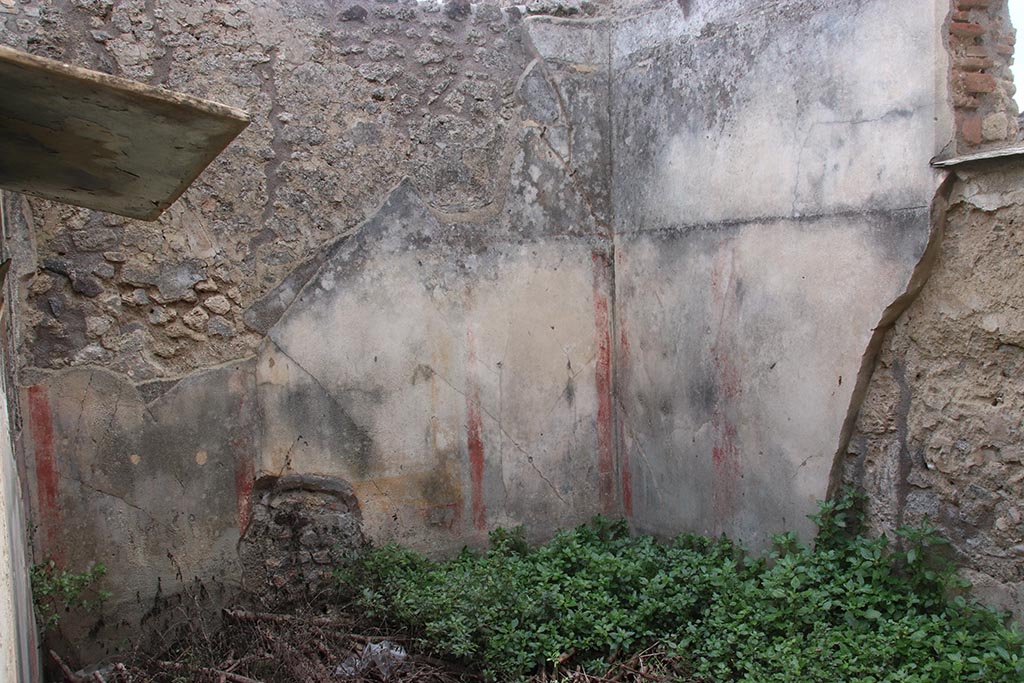 IX.7.16 Pompeii. October 2024. 
Room “b”, looking towards south wall, south-west corner, and window in west wall. Photo courtesy of Klaus Heese.
