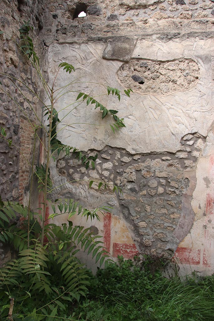 IX.7.16 Pompeii. October 2024. Room “b”, detail of north wall at west end. Photo courtesy of Klaus Heese.