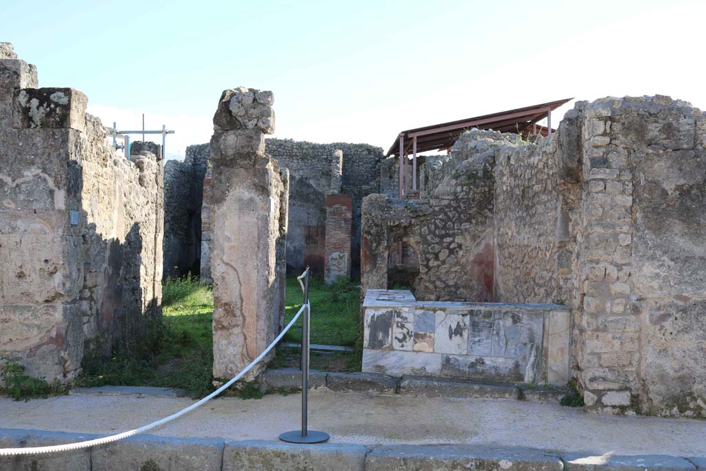 IX.7.25 Pompeii, on left, and IX.7.24, on right. December 2018. Looking south to entrances. Photo courtesy of Aude Durand.