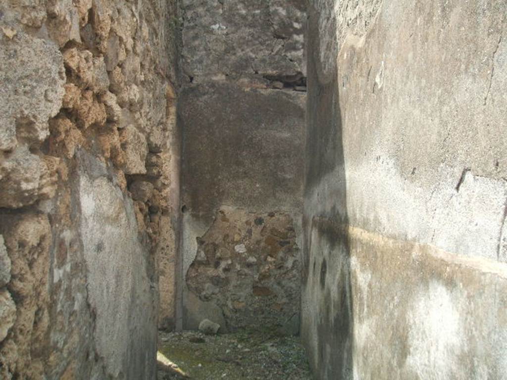 IX.7.25 Pompeii. May 2005. Corridor “p”, on east side of tablinum, looking south. 