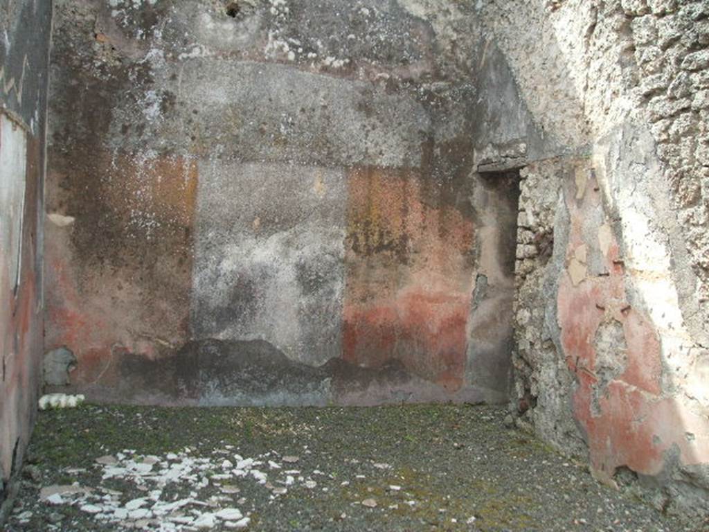 IX.7.25 Pompeii. May 2005. South-east corner of cubiculum “m”, on west side of tablinum, with recess in east wall. Originally the east wall was seen with a simple decoration of the IVth Style with a narrow central panel on a red background, and with yellow side panels.
