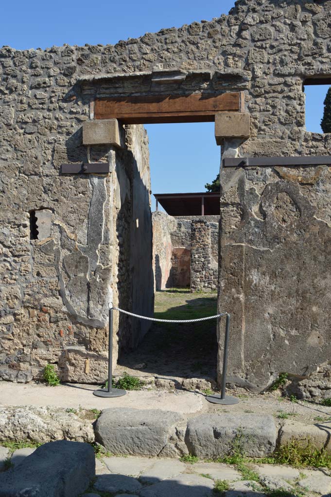 IX.8.b Pompeii. October 2017. Looking east through entrance doorway.
Foto Taylor Lauritsen, ERC Grant 681269 DÉCOR.
