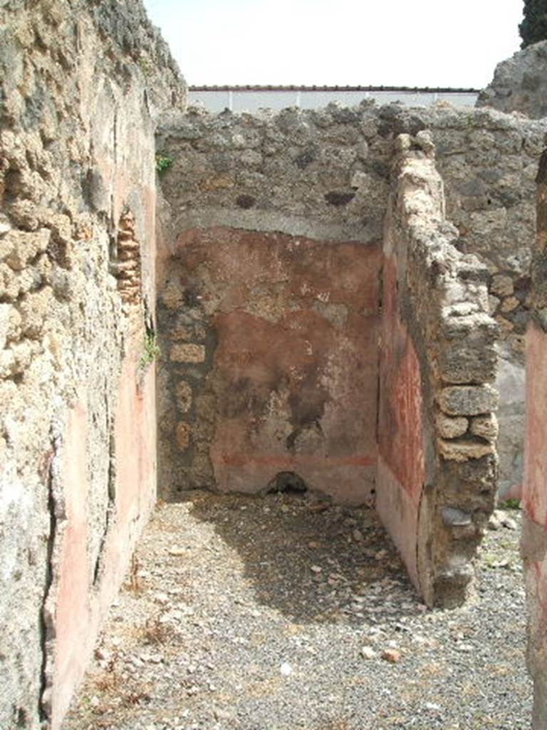 IX.8.b Pompeii. October 2017.  
Looking south-west across atrium, towards niche in south wall, on left, doorway to cubiculum, entrance corridor and doorway to kitchen.
Foto Taylor Lauritsen, ERC Grant 681269 DÉCOR.

