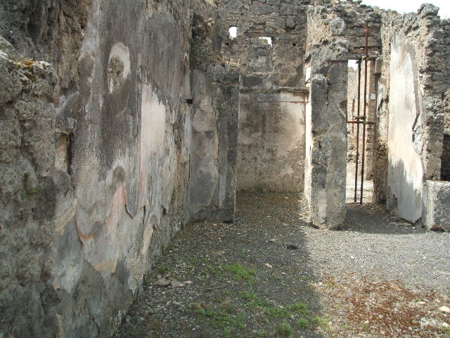 IX.8.b Pompeii. May 2005. West wall of cubiculum. The middle area of all the walls was IV style decoration on a white background, with bordered panels separated by two parallel red lines. The zoccolo (plinth) was also white.

