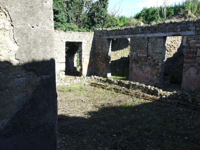 IX.9.13 Pompeii.  March 2009.  Room 10. Latrine.  South wall.