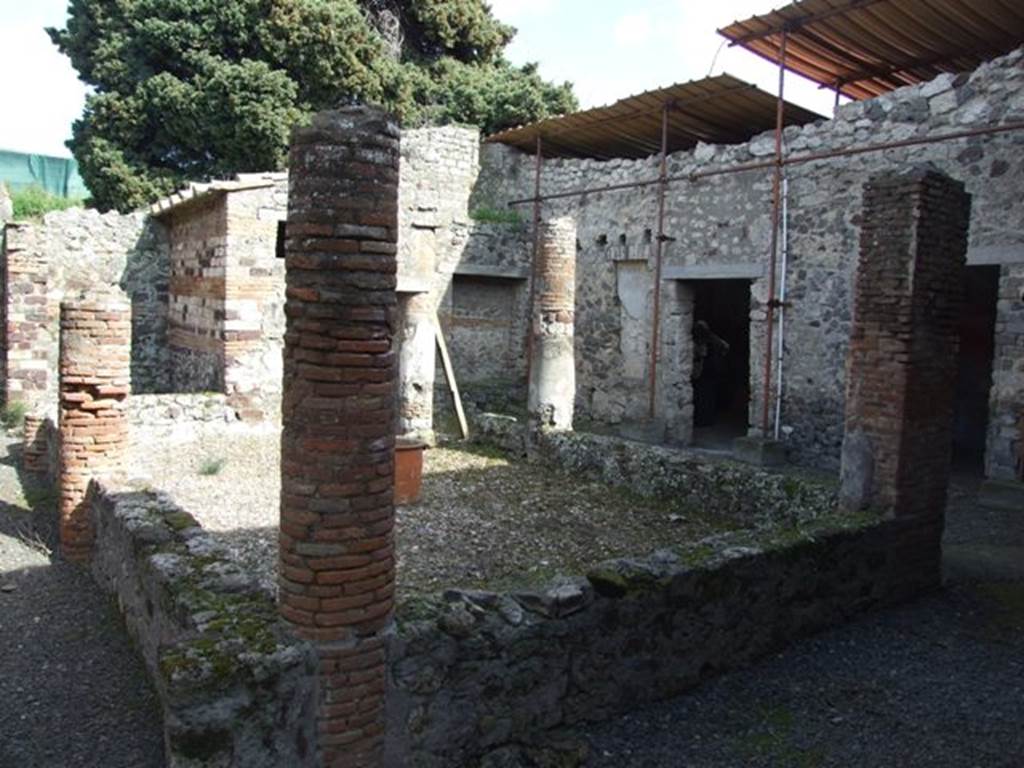 IX.9.c Pompeii.  March 2009. Looking across the peristyle, which was enclosed by a Portico on four sides, and a low wall.
