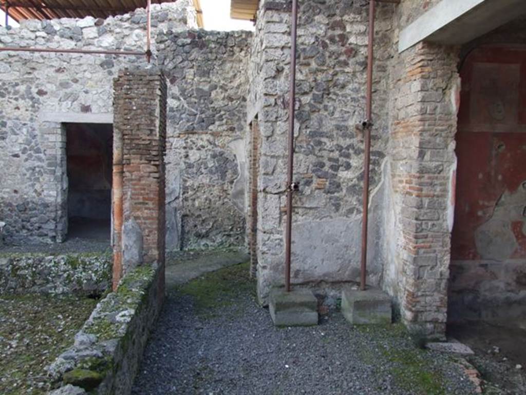 IX.9.c Pompeii.  March 2009.  Looking south along West Portico.