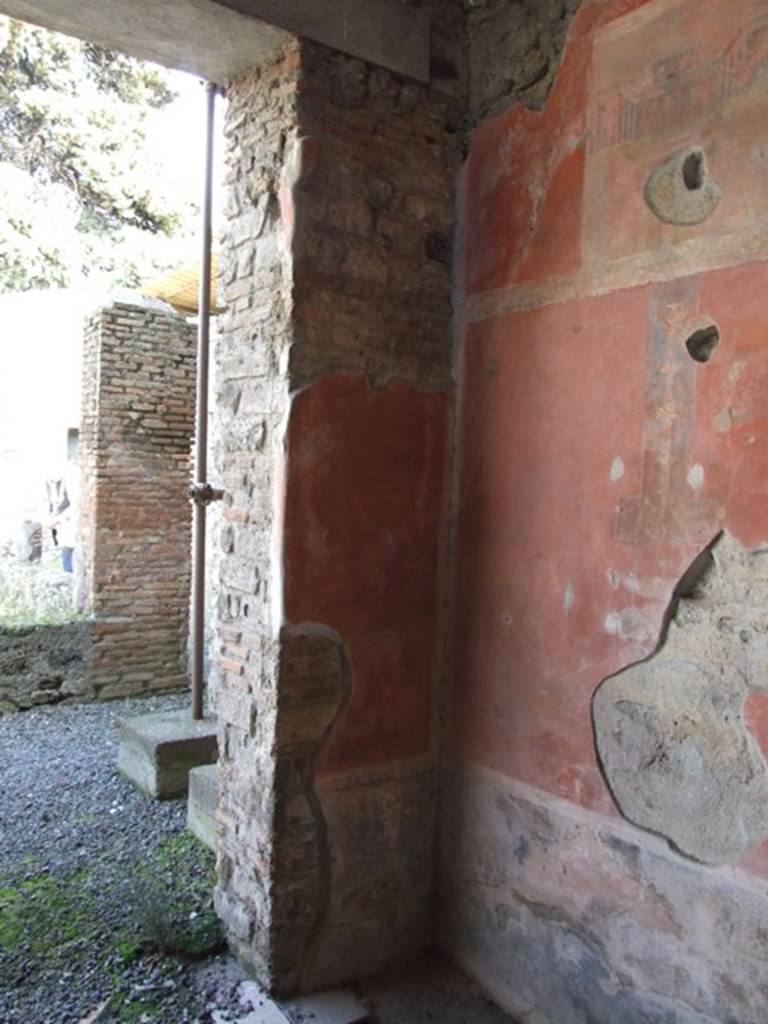 IX.9.c Pompeii.  March 2009.  South east corner of Triclinium.