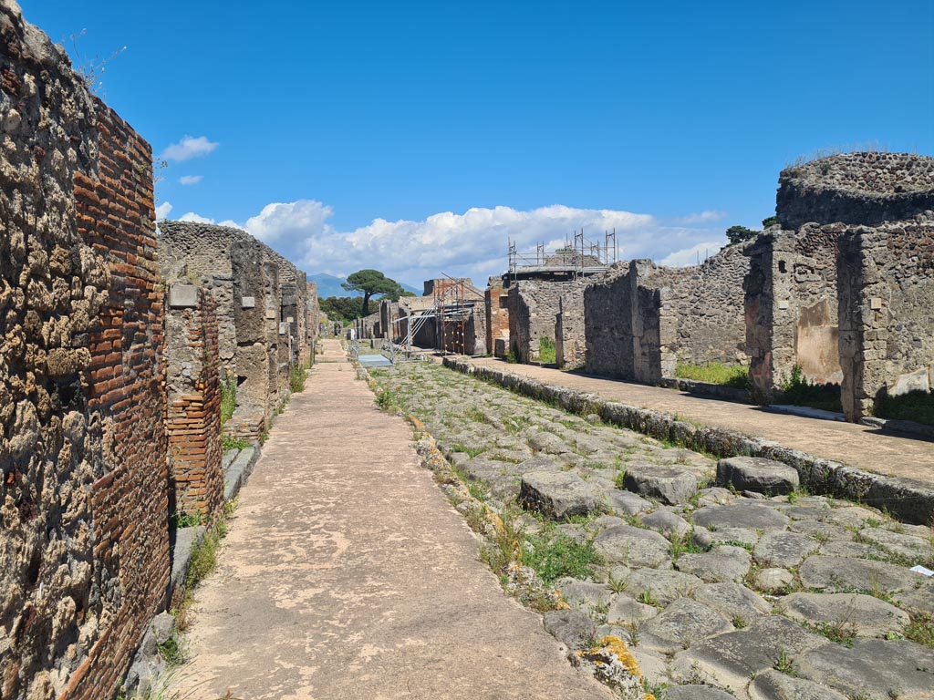 Via di Nola. Pompeii. May 2024. Looking east towards IX.10.1. Photo courtesy of Klaus Heese.