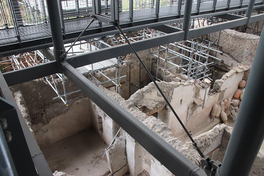 IX.12.4 Pompeii. October 2024. 
Looking north-west from above room “d/d1”, lower left, with room “n/n1”, in centre, with small courtyard “m”, on right.
Photo courtesy of Klaus Heese.
