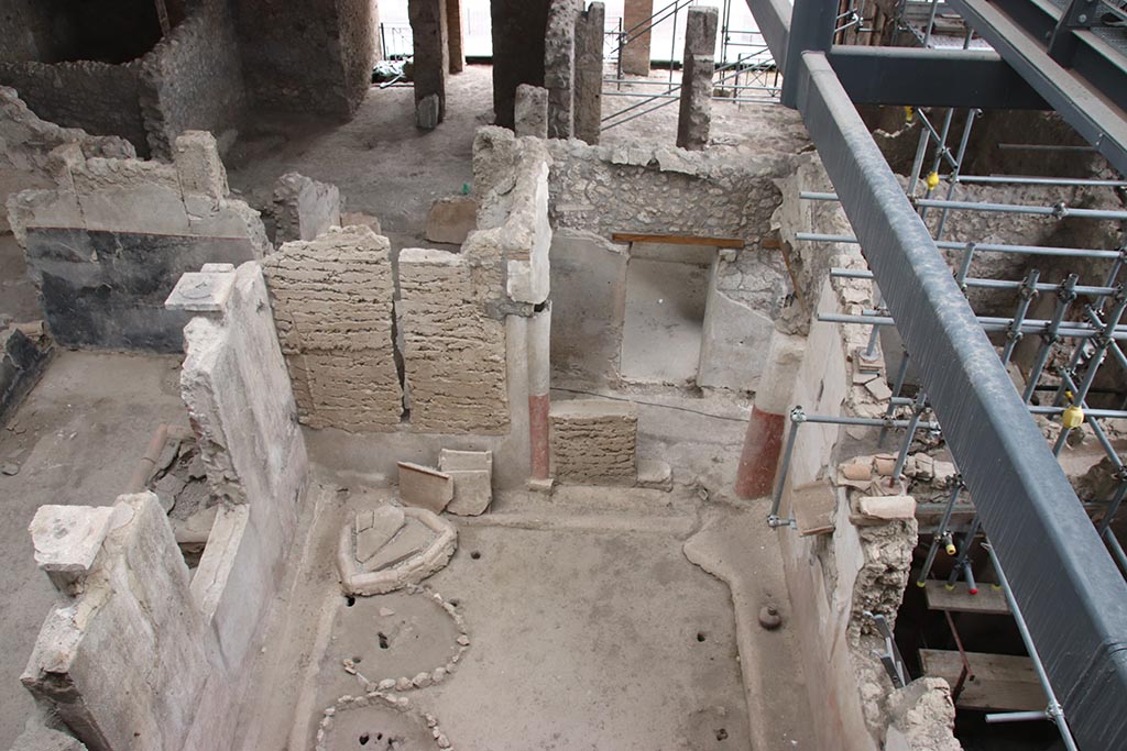 IX.12.4 Pompeii. October 2024. Small courtyard “m”, looking towards south side, and atrium, top left. Photo courtesy of Klaus Heese.