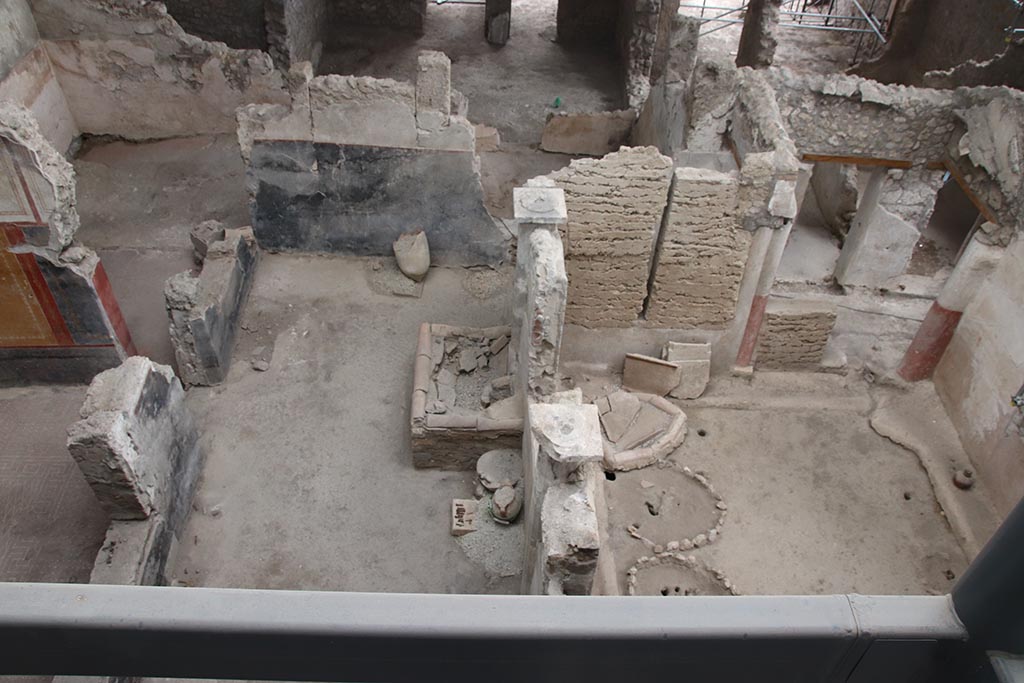 IX.12.4 Pompeii. October 2024. Looking south from above room “q”, centre left, and room “m”, on right. Photo courtesy of Klaus Heese.
