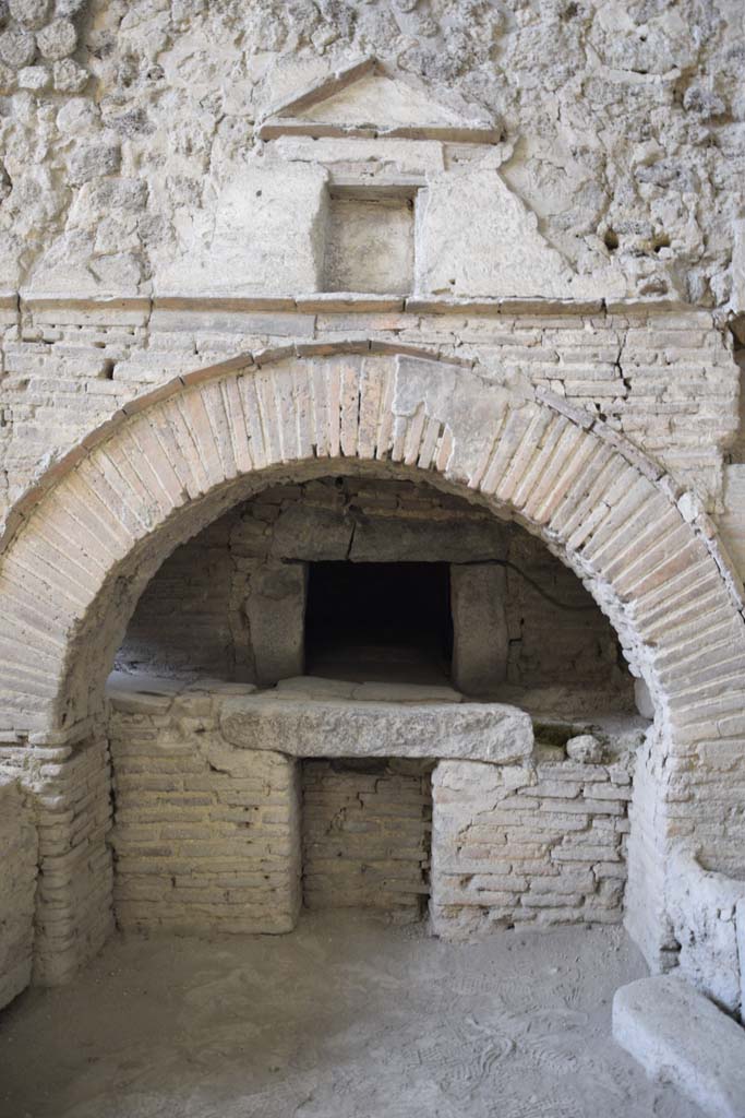 IX.12.6 Pompeii. February 2017. 
Room “e”, looking west towards oven “d”. Photo courtesy of Johannes Eber.

