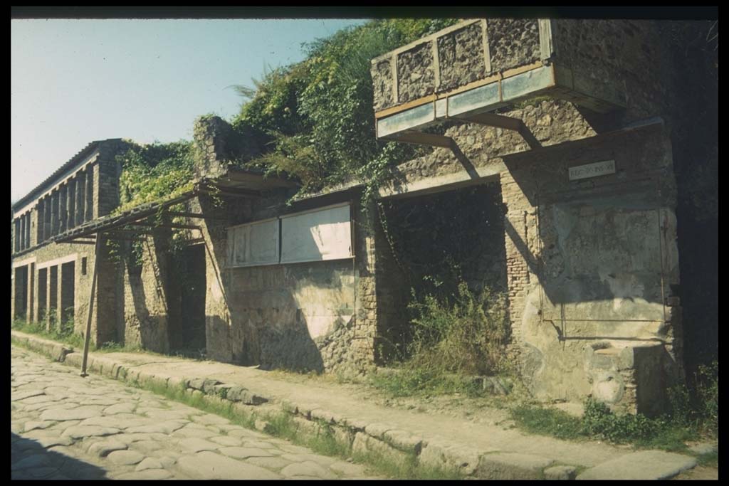 IX.12.7 Pompeii. Via dell’Abbondanza looking west. 
Photographed 1970-79 by Günther Einhorn, picture courtesy of his son Ralf Einhorn.
