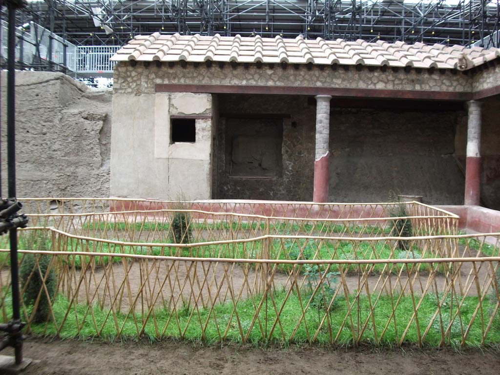 IX.12.9 Pompeii. May 2010. Looking west across peristyle/garden area 5, towards room 6 with small window, and west portico 5a.