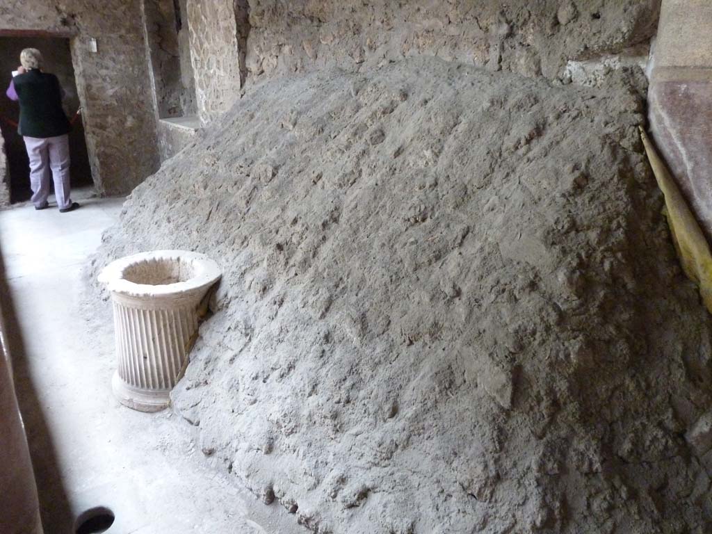 IX.12.9 Pompeii. May 2010. West portico 5a, volcanic debris in portico near rooms 18 and 17. Looking south.