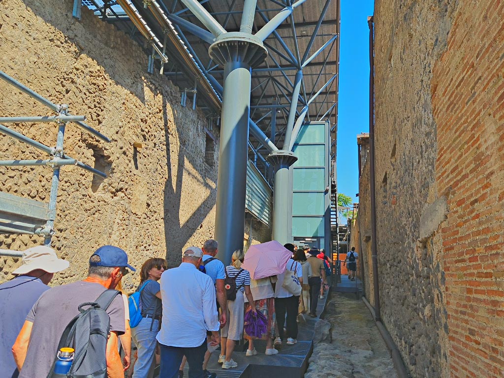 IX.12 Pompeii, on left. June 2024. Looking north in Vicolo di Giulio Polibio, with IX.13, on right. Photo courtesy of Giuseppe Ciaramella.