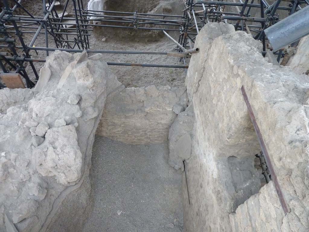 IX.12.9 Pompeii. May 2010. North-west corner of room 7 from above, and north wall with window.