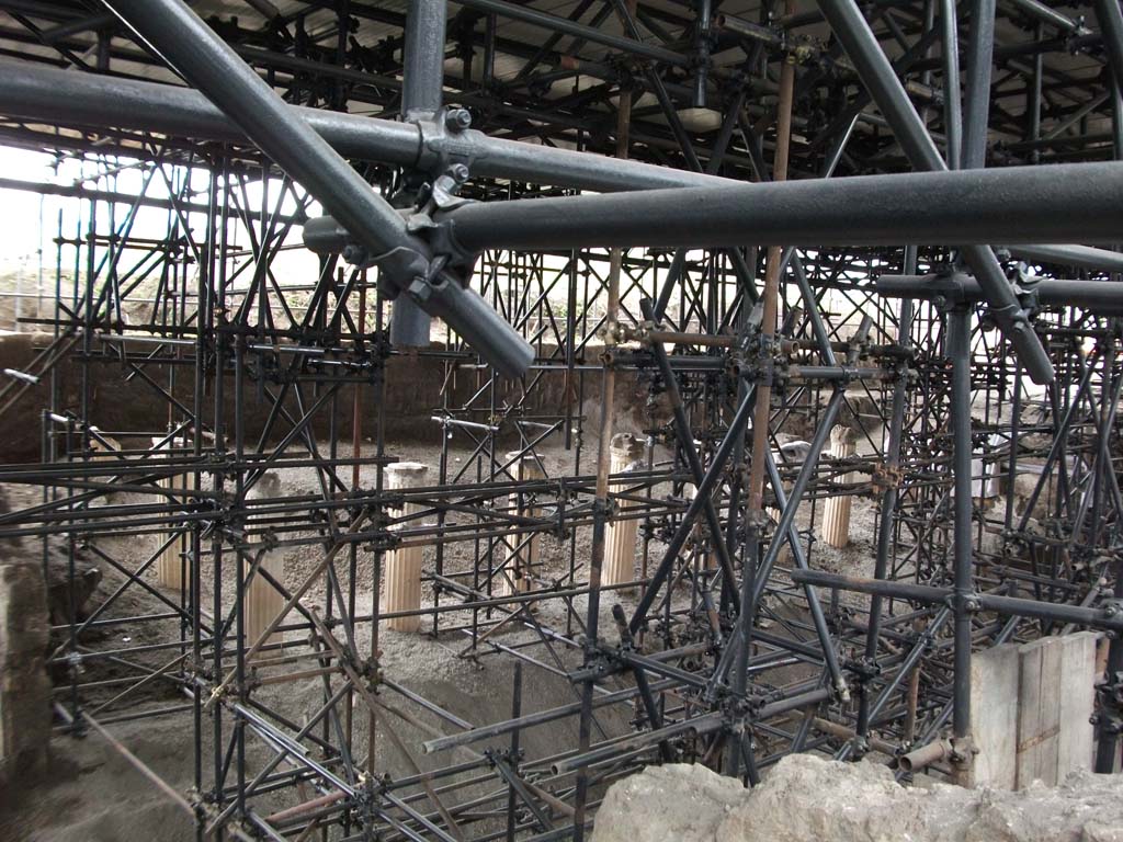 IX.12.9 Pompeii. May 2010. Looking north-west towards emerging columns at the rear of IX.11, from above room 7.