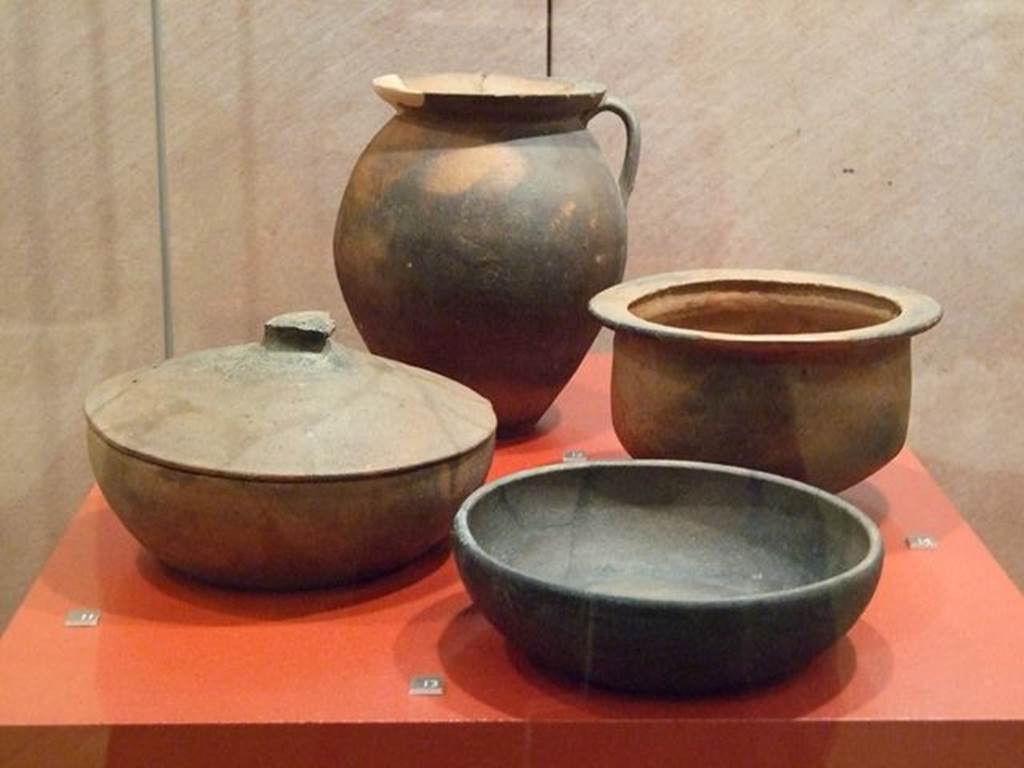 IX.13.3 Pompeii.  Ceramic pan and lid (On the left). SAP 22838 and 22839. One handled ceramic jug (At the rear). SAP 21558. Cooking pot (On the right). SAP 22859. Shallow bowl (At the front). SAP 22847. Photographed at “A Day in Pompeii” exhibition at Melbourne Museum.  September 2009.