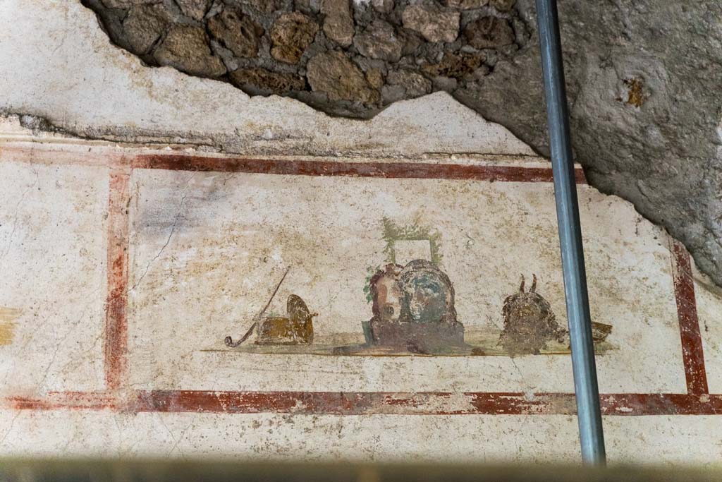IX.13.1-3 Pompeii. October 2021. Room 9, detail of painted decoration above doorway to room 10. Photo courtesy of Johannes Eber