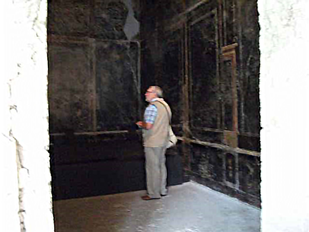 IX.13.1-3 Pompeii. May 2010. Room 10, looking north through doorway. 