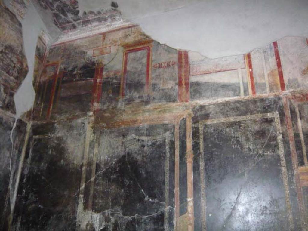 IX.13.1-3 Pompeii. May 2012.  Room 10, upper east wall at north end.
Photo courtesy of Buzz Ferebee.
