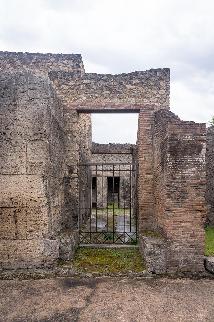 IX.14.2 Pompeii. September 2019. Looking south on Via di Nola towards entrance doorway.
Foto Annette Haug, ERC Grant 681269 DÉCOR.
