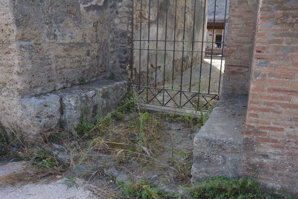 IX.14.4 Pompeii. September 2019. Entrance doorway with benches on either side.
Foto Annette Haug, ERC Grant 681269 DÉCOR.
