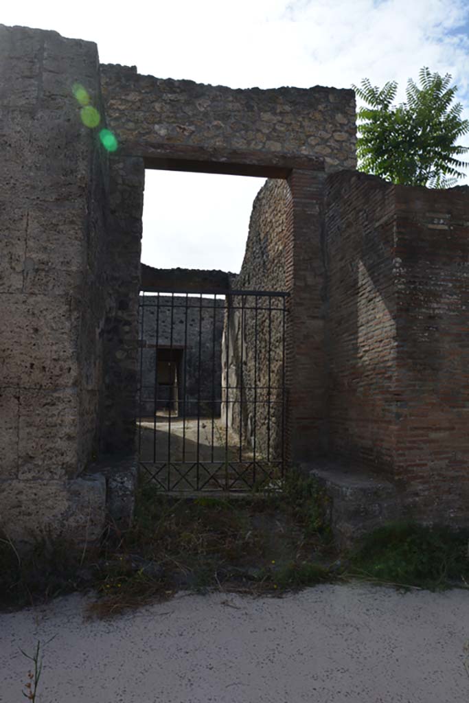 IX.14.4 Pompeii. September 2019. Entrance doorway with benches on either side.
Foto Annette Haug, ERC Grant 681269 DÉCOR.
