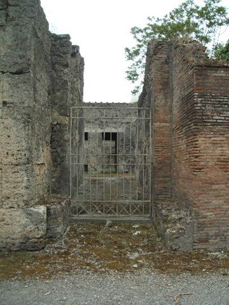 IX.14.2 Pompeii. May 2005. Entrance doorway, looking south.